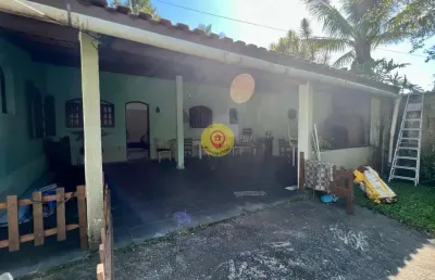 Casa a 130 metros da praia – conforto e praticidade em rua pavimentada