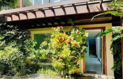 Casa em condomínio fechado – a poucos passos da praia