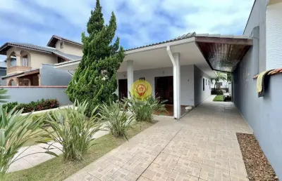 Casa à venda em condomínio a 850 metros da praia – perfeita para conforto e laze