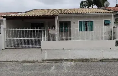 Casa com 3 quartos à venda na rua dos palmiteiros, 75, madri, palhoça por r$ 550.000