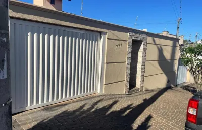 Casa com 3 quartos para alugar na Avenida Estela Saraiva de Peano, 777, Jardim Patrícia, Uberlândia
