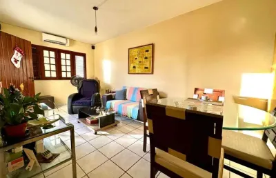 Casa no guarapari, rua do aririzal, original com 2 quartos, amplo quintal - r$ 590.000,00