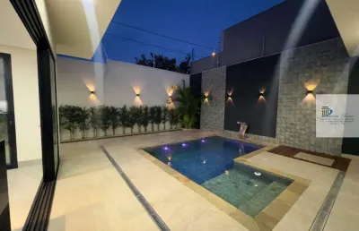 Casa ampla com piscina, cozinha planejada e suíte com closet