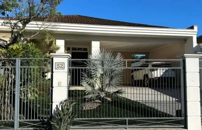 Casa térrea de alto padrão com ambientes amplos e integrados, pronta para morar!