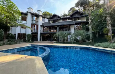 Casa exclusiva em condomínio fechado | 5 suítes | poucos minutos do centro