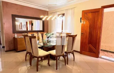 Casa, estilo sobrado com 3 suítes, 4 vagas e churrasqueira
