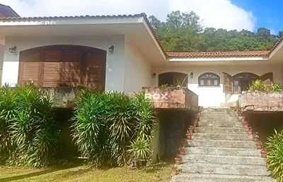 Casa térrea com amplo quintal e venda - centro - colombo/pr