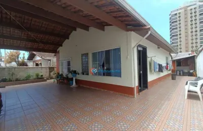 Casa 2 quartos, 01 suíte, cozinha planejada, mais 02 casas nos fundos, terreno de 367  m²,  por r$ 650.000 - balneário flórida - praia grande/sp.