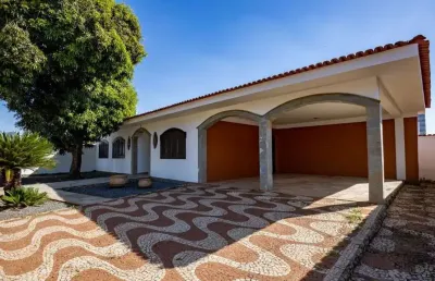 Casa térrea de 800 m² ideal para morar ou investir em uma área charmosa de goiân