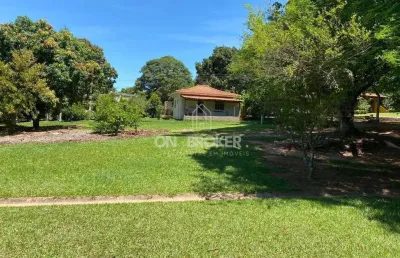 Terreno plano 1500m2, com 1 casa 70m2, com varanda, 2 dorm, sala, coz. banheiro, junto à represa.