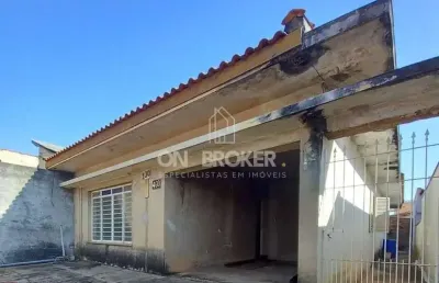 Casa 3 dormit, sendo 1 suíte com 3 vagas. sala e cozinha grandes e quintal. ótima localização em valinhos.