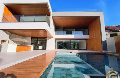 Mansão de alto luxo no condomínio mansões, com elevador e 5 suítes, triplex, contemporânea, imponente fachada e campinho de futebol.