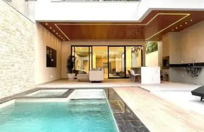 Casa triplex de luxo no condomínio rio mar, 450m² mais rooftop com jacuzzi e vista verde, 4 suítes, piscina e sauna, na barra da tijuca.