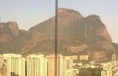 Apto reformado em alto padrão, andar alto, sol matinal, 127m², vista pedra da gávea, 2 vagas, condomínio frontal à praia da barra.
