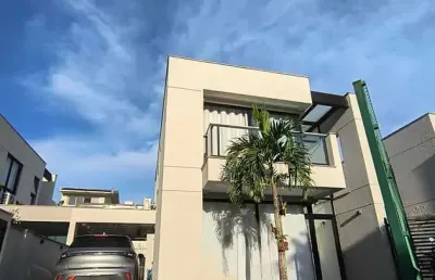 Casa contemporânea reformada, 141m², 3 suítes, em condomínio club de alto padrão no coração do recreio.