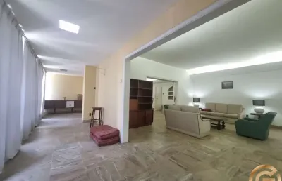 Raro apartamento de 400m², reformado e com 2 vagas, entre o copacabana palace e o metrô, em copacabana.