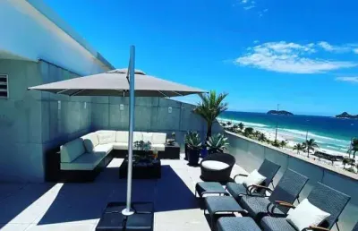 Cobertura duplex frente mar 980m² – 5 suítes, piscina e cinema na barra da tijuca