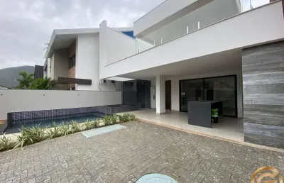 Casa alto padrão com até 4 suítes, localização privilegiada próximo à barra da tijuca, lazer privativo com spa, piscina e espaço gourmet.
