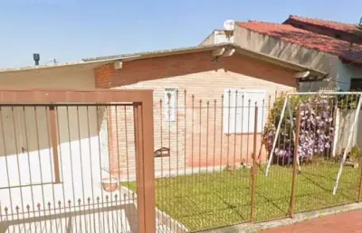 Casa de 3 quartos , 1 suíte, garagem e pátio com piscina