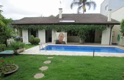 Vende-se casa térrea, 3 quartos sendo 1 suíte, e 3 banheiros, 230 m²