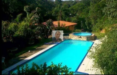 Vende-se otima casa de 4 suítes, 8 banheiros, piscina no condomínio recanto