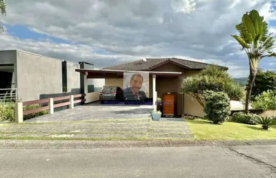 Vende-se casa no cond. golf village - 3 suítes, apartamento hóspedes, varan