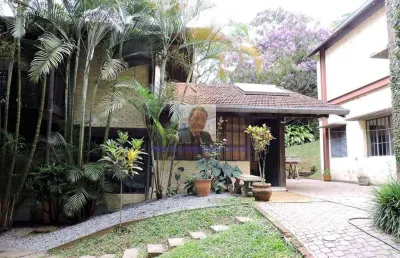 Vende-se casa no fazendinha - rústica na natureza, com arquitetura autoral.