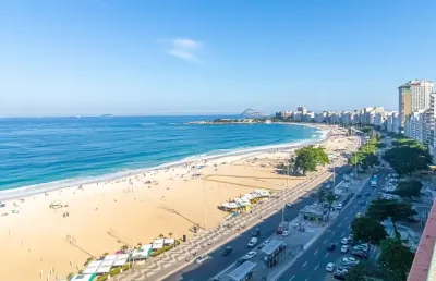 Monteiros & barros vende, cobertura linear com 425m² na avenida atlântica, localizada na altura do posto 4, com terraço e vista panorâmica de 180º para a praia de copacabana.  rj.