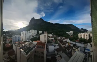 Excelente apartamento com 01 quarto, dependência completa e vaga de garagem no humaitá - rio de janeiro/rj.