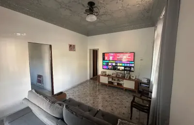 Casa linear à venda com 2 quartos, dependência completa e 3 vagas de garagem, 100m² em irajá - aceita financiamento!