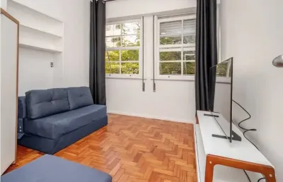 Vendo apartamento com 02 quartos a 300 metros da  praia de copacabana - rj.