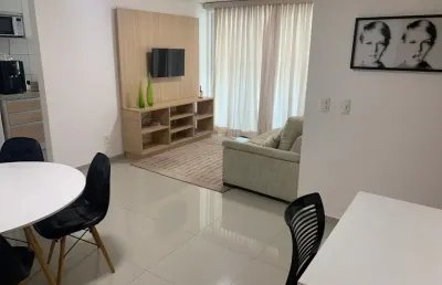 Apartamento beira-mar com 2 quartos totalmente mobiliado.