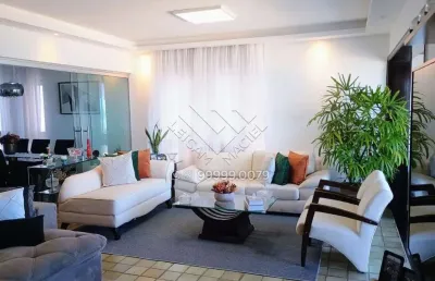 Apartamento de 200m², pé na areia com vista para o mar.