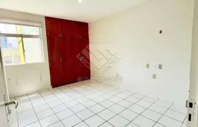 Apartamento espaçoso e bem localizado. 4 quartos com 1 suite