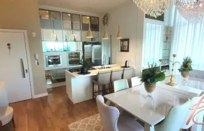 Cobertura duplex finamente mobiliada com piscina privativa.