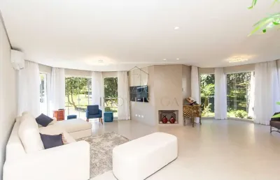 Exclusividade no green life: casa reformada com vista para o bosque