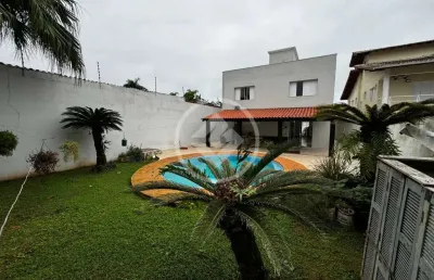 Casa sobrado á venda com 05 domitórios, 456 m², á 400 metros da enseada, guarujá/sp. codigo: 97270