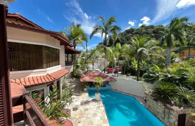 Casa assobradada no condomínio fechado pernambuco ii, localizada na praia do pernambuco, 700 metros da praia, próximo ao supermercado pão de açúcar, shopping, restaurantes, entre outros comércios da r
