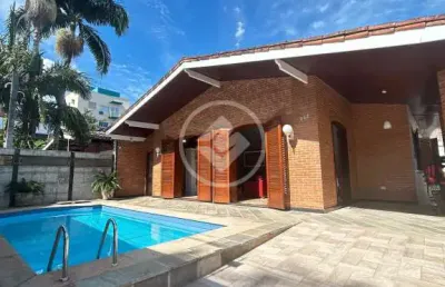 Casa a venda na enseada a 150 mts da praia, 03 dormitórios codigo: 99576
