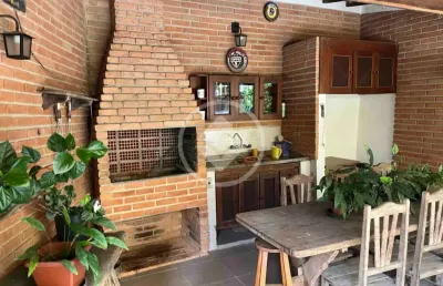 Sobrado a venda com 4 dormitórios (3 suítes), 3 salas e espaço gourmet, próximo a praia da enseada, guarujá sp codigo: 110390