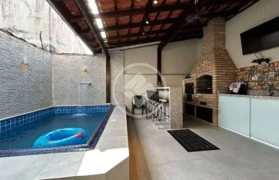 Casa sobreposta  de 03 dormitórios (01 suíte), 95 m²,próximo à praia das astúrias com piscina e churrasqueira. codigo: 111159