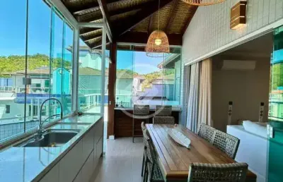 Cobertura duplex mobiliada com 3 suítes apenas 200 metros do mar na praia grande. codigo: 128581