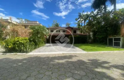 Casa em condomínio fechado a 10minutos da praia da enseada para locação anual e venda. codigo: 112640