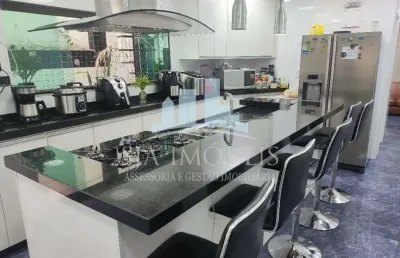 Casa de alto padrao disponivel para venda no bairro da mooca,  200m2 de area construida,  2 vagas  de garagem.