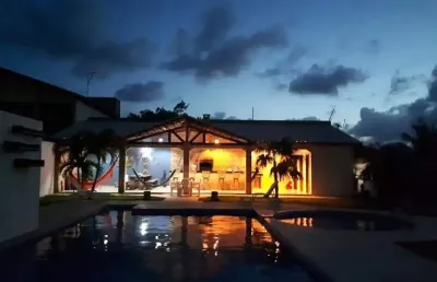 Casa plana praia de aguas belas em cascavel/ce, com piscina  e deck com churrasqueira