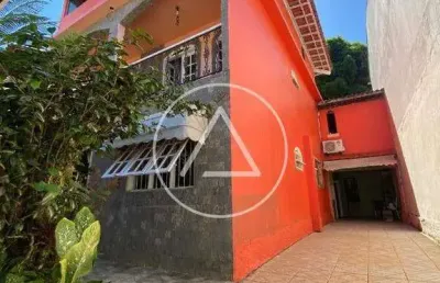 Atlântica imóveis tem excelente casa à venda no jardim santo antônio - macaé/rj.
