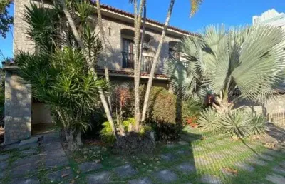 Atlântica imóveis tem excelente casa nos cavaleiros - macaé/rj.