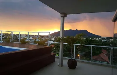 Cobertura com 3 dormitórios à venda por r$ 950.000, localizada no bairro extensão do bosque, rio das ostras/rj. com 255 m² de área útil, o imóvel cont