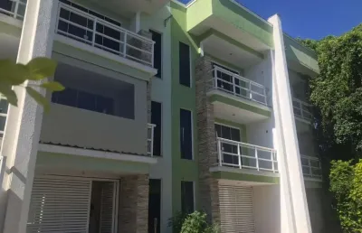 Casa tríplex de 2 dormitórios em costazul - rio das ostras/rj por r$380.000