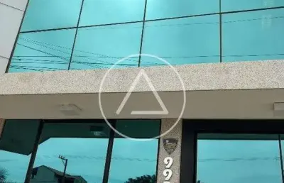 Atlântica imóveis tem excelente sala em prédio totalmente comercial nos cavaleiros, macaé/rj.